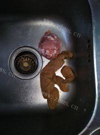 色味俱全的萝卜干炒肉做法图解1)