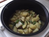 口感丰富的土豆焖鸡