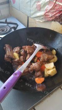 家常菜排骨烧土豆做法图解9)
