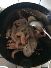 番茄烧大虾做法图解4)
