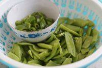 家常菜荷兰豆炒香肠做法图解2)