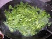 家常菜蒜蓉炒茼蒿菜做法图解2)