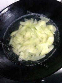 家常菜莴笋炒腊肉做法图解6)