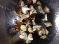 美味的香菇青菜猪肉汤做法图解2)