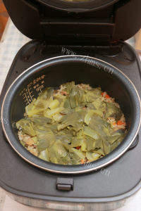 香喷喷的香菇鸡肉煲仔饭做法图解19)
