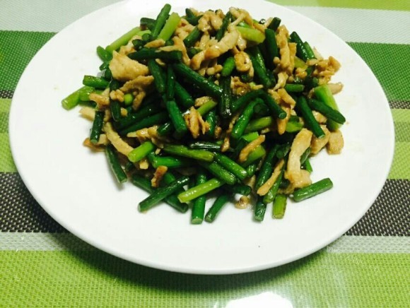 色泽鲜亮的蒜苔炒肉丝