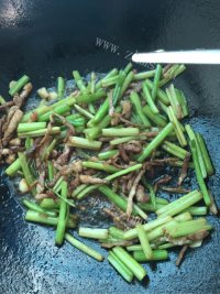 热腾腾的芹菜炒肉做法图解10)