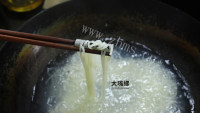 特色美食正宗柳州螺蛳粉做法图解5)