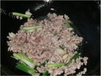 诱人的土豆丝炒肉做法图解6)
