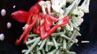 诱人的少油版干煸豆角花菜做法图解2)