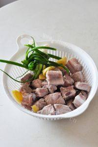 家常菜板栗烧排骨做法图解3)