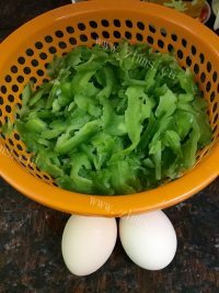 家常苦瓜炒蛋做法图解1)