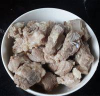 美味的冬瓜排骨汤做法图解3)