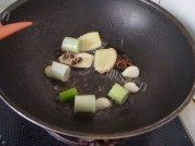 家常菜酱烧小土豆做法图解2)
