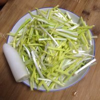 家常菜蒜黄炒鸡蛋做法图解2)