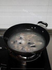 养颜的安康鱼炖豆腐做法图解3)