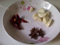 美味的咸菜焖猪肉做法图解2)