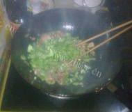 可口的蒜苔炒肉片做法图解5)