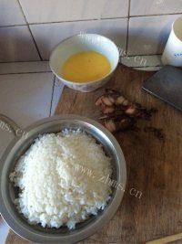 美味的腊肉蛋炒饭做法图解2)