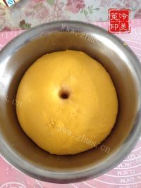 自制南瓜小餐包做法图解10)