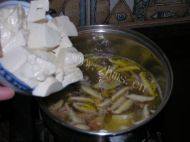 营养丰富的鲜虾豆腐汤做法图解4)