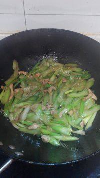 家庭式芹菜炒肉做法图解4)