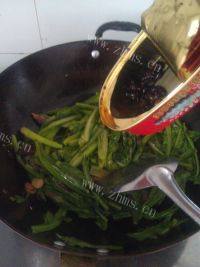 家常菜豆豉鲮鱼油麦菜做法图解6)