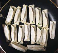 自制猪肉韭菜锅贴做法图解8)