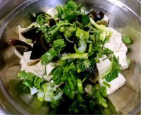 家常皮蛋豆腐做法图解5)