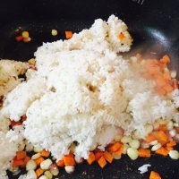美味的胡萝卜炒饭做法图解6)