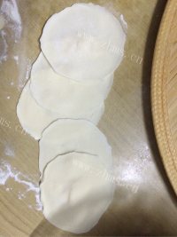 自制猪肉芹菜馅饺子做法图解7)