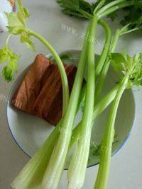 家常菜芹菜香干做法图解1)