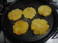 自制葱香玉米饼做法图解10)