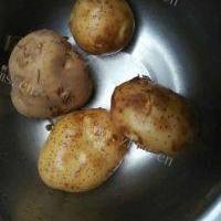 美味鸡骨架炖土豆的做法图解二