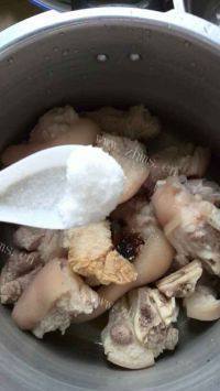 美味的黄豆焖猪脚做法图解5)