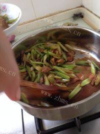 家常菜肉片炒芹菜做法图解7)