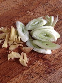 美味的杏苞菇炒洋葱做法图解1)