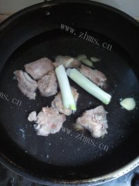 色味俱佳的玉米排骨汤做法图解5)