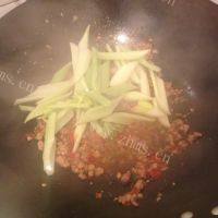 家常菜肉末芹菜做法图解4)