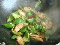 家常菜肉片炒青椒做法图解5)