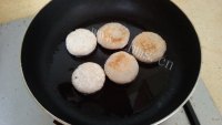 自制芝麻糯米饼做法图解7)