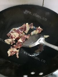 色泽鲜亮的蒜苔炒腊肉做法图解2)
