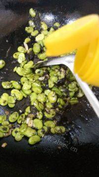 橄榄菜炒蚕豆做法图解7)