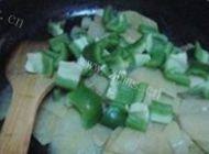 青椒炒土豆片做法图解5)