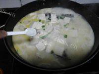 家常菜鱼头豆腐汤做法图解9)