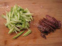家常菜腊肠炒芹菜做法图解1)