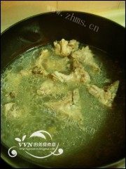 家常菜排骨油豆角炖土豆做法图解5)