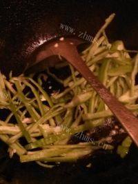 家庭版土豆片炒肉做法图解6)