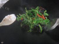 色泽不错的菜椒炒肉做法图解5)