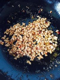 家常菜肉末酸豇豆做法图解7)